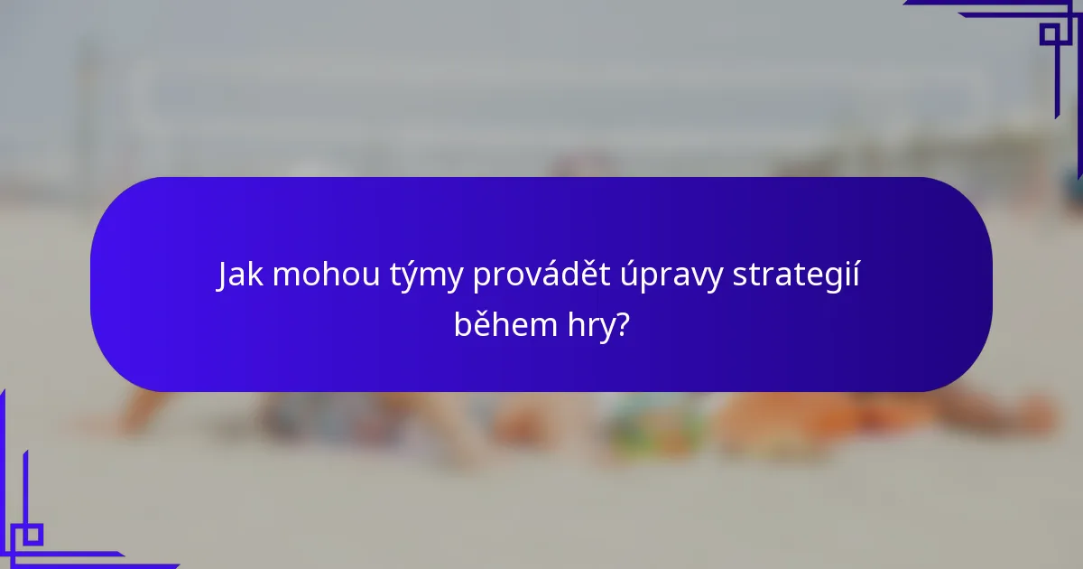 Jak mohou týmy provádět úpravy strategií během hry?