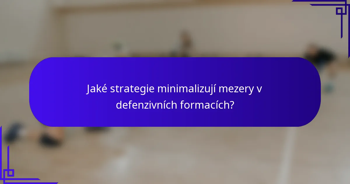 Jaké strategie minimalizují mezery v defenzivních formacích?
